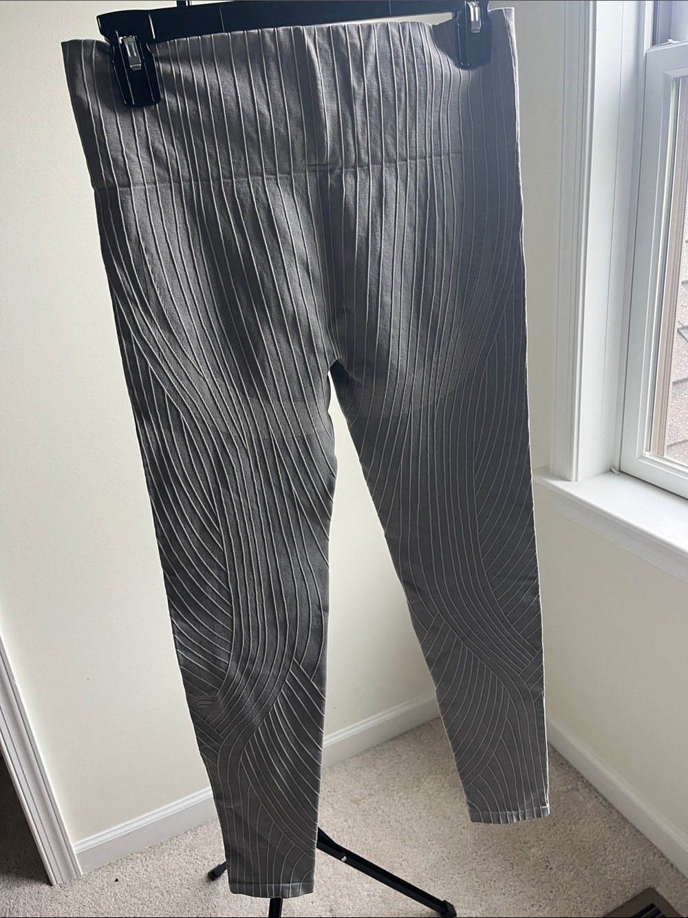 Fabletics Gray Ribbed Wave-Pattern Leggings - Picture 3 of 4
